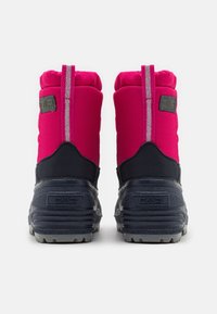 Bottes isolées roses avec un haut rembourré, un bas bleu marine, une semelle en caoutchouc, une languette arrière et un accent en logo. Couture contrastante le long de la fermeture éclair.