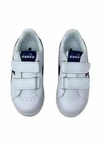 Sneakers bianchi in pelle con accenti blu navy, dotati di due fascette in Velcro, punta perforata e logo sulla linguetta.