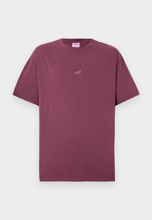 Ensfarvet blommefarvet T-shirt med korte ærmer, rund hals og et lille hvidt abstrakt logo centreret på brystet.