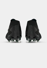 Botas de fútbol negras con un diseño elegante, acabado texturizado, bordes curvados y clavos plateados en la suela para tracción.