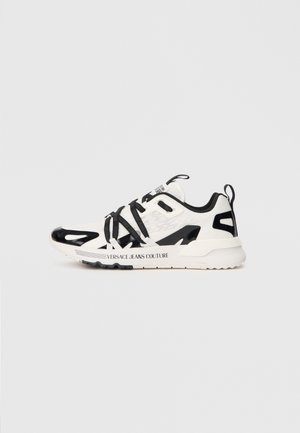 Hvide og sorte Versace Jeans Couture sneakers med sorte snørebånd og såldetaljer, side logo-tekst og trækflapper på tunge og hæl.