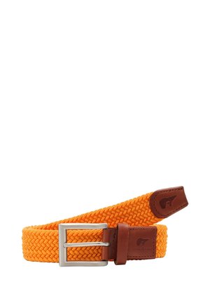 Ceinture en tissu tissé orange avec extrémités en cuir marron et boucle rectangulaire argentée, posée à plat avec une boucle sur fond blanc.
