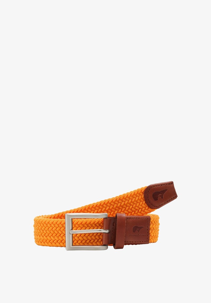 Ceinture en tissu tissé orange avec extrémités en cuir marron et boucle rectangulaire argentée, posée à plat avec une boucle sur fond blanc.