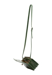 Borsa a tracolla verde in pelle con una lunga tracolla, tre scomparti e una texture liscia con un piccolo dettaglio decorativo in metallo.