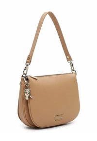Beżowa skórzana torba na ramię z górnym zamkiem błyskawicznym, pojedynczym paskiem, dwoma przegródkami oraz metalowymi akcentami, w tym brelokiem w kształcie serca.