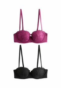 Kanten en satijnen bh's in diep roze en zwart. Beide hebben padding in de cups, verstelbare banden en bloemmotieven van kant op de cups.