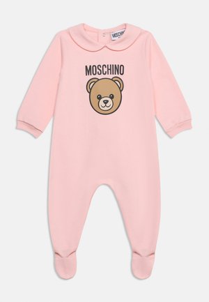 Ružový dojčenský overal s dlhými rukávmi a nohavičkami, s golierom Peter Pan a tvárou medvedíka s textom "MOSCHINO" na hrudi.