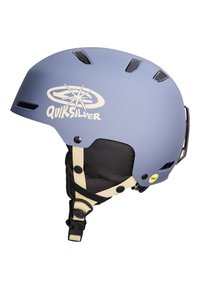 Mėlynas matinio paviršiaus šalmas su Quiksilver logotipu, juoda tinklelio pamušalu, smėlio spalvos diržais, reguliuojama sagtimi ir vėdinimo angomis viršuje ir šonuose.