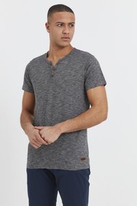 Grå kortærmet henley skjorte med et subtilt tekstureret mønster, tre brune knapper ved kraven og et lille logo mærke på sømmen.