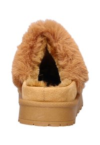 Suède instapper met een fluffy tan faux fur kraag. Dikke rubberen zool met een gestructureerd patroon. Achteraanzicht toont een ruime opening.