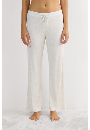 Pantalones de lounge de color gris claro, acanalados y con un corte relajado, que presentan una cintura con cordón y una textura suave. Diseño de largo completo y corte recto.