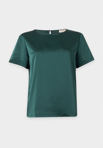 Blouse en satin vert foncé à manches courtes avec un col rond et une petite fermeture par bouton à l'arrière, présentée sur un fond gris clair uni.