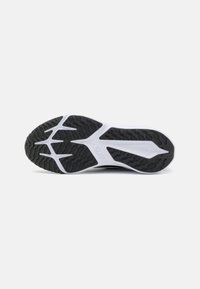 Suela de zapato con un diseño de goma negra que presenta un patrón ondulado y una entresuela blanca. Superficie suave con ranuras y contornos definidos.