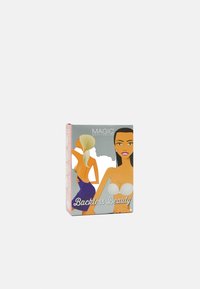 L'emballage de Magic Bodyfashion Backless Beauty présente des illustrations de femmes portant des tenues dos nu, avec des tons principalement roses et gris, accompagnées d'informations claires sur le produit.