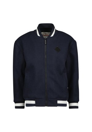 Chaqueta bomber navy con cremallera frontal, puños y dobladillo de canalé blanco a rayas, y un pequeño parche de logo negro en el pecho. Textura de tela suave.