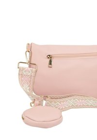 Borsa a tracolla rosa in pelle con finitura testurizzata, hardware dorato e tracolla con motivo. Include una pochette rotonda coordinata.