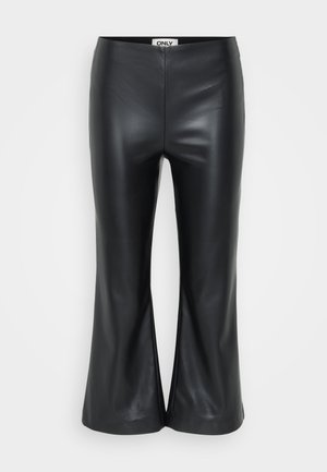 Fekete műbőr bővülő nadrág sima textúrával. Magas derékú és hasítékokkal a szegélyén a laza illeszkedés érdekében. Márkacímke a derékpánt belső oldalán.