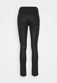 Pantalones de cuero sintético negro con un patrón de piel de serpiente, diseño ajustado y costuras verticales para una apariencia a medida.