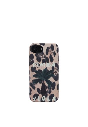 Funda de teléfono con estampado de leopardo en negro y beige, gráfico de una palmera verde y texto blanco que dice "Bimba Y Lola".