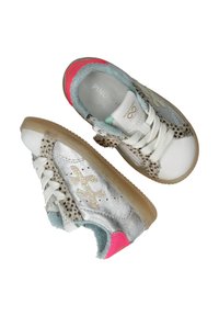 Zilveren sneakers met een gestructureerde bovenkant, dierenprintaccenten, een witte neus en een roze hak. Voorzien van witte veters en een doorschijnende beige zool.