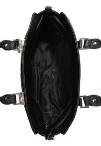 Svart läderhandväska med öppen huvudfack som visar slät tygfoder och innre fack med dragkedja, säkrad med guldfärgade spännen.