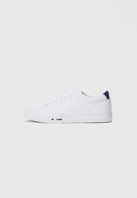 Weißes Low-Top-Sneaker aus glattem Canvas-Obermaterial, runder Zehenform, flachen Schnürsenkeln und strukturiertem outsole. Verfügt über einen navy-farbenen Absatzakzent und Farbblockdetails.