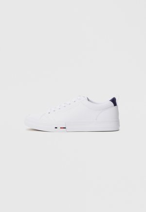 Weißes Low-Top-Sneaker aus glattem Canvas-Obermaterial, runder Zehenform, flachen Schnürsenkeln und strukturiertem outsole. Verfügt über einen navy-farbenen Absatzakzent und Farbblockdetails.