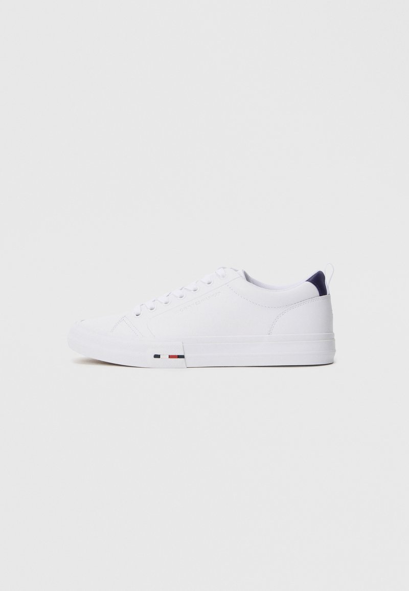 Weißes Low-Top-Sneaker aus glattem Canvas-Obermaterial, runder Zehenform, flachen Schnürsenkeln und strukturiertem outsole. Verfügt über einen navy-farbenen Absatzakzent und Farbblockdetails.