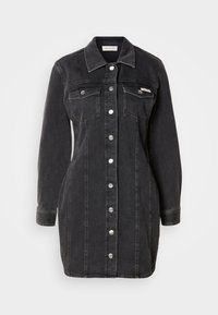 Vestido camisola de denim preto, com mangas compridas, colarinho, fecho frontal com botões, duas bolsos no peito e detalhes de costura. Textura suave e design casual.