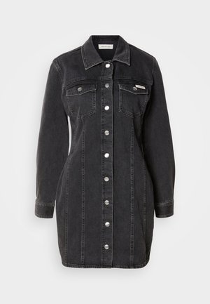 Abito camicia in denim nero a maniche lunghe con colletto, chiusura frontale con bottoni, due tasche sul petto e dettagli di cucitura. Texture liscia, design casual.