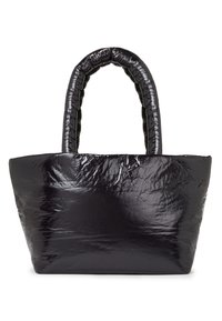 Černá taška přes rameno vyrobená z lesklého, strukturovaného materiálu. Obsahuje dvě polstrované, zaoblené ucha a široký otevřený design.