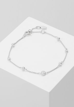 Bracelet chaîne en argent délicat avec alternance de petites perles rondes et de pierres claires serties, sécurisé par un fermoir anneau ressort.