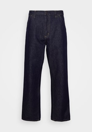 Jeans de mezclilla de pierna recta en azul oscuro con bolsillos frontales, trabillas para el cinturón, cierre de cremallera y botón, mostrados sobre un fondo blanco liso.