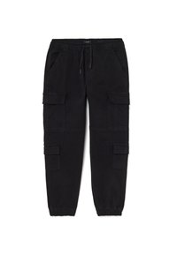 Zwarte cargobroek met een elastische tailleband, trekkoord, meerdere klepzakken op de benen en elastische boorden bij de enkels.