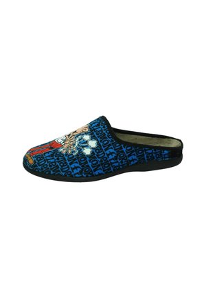 Zapatilla azul tipo slip-on con suela negra, chef de dibujos animados sosteniendo una cuchara de madera y fondo con patrón de texto negro.