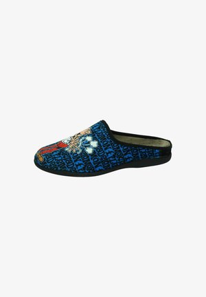 Zapatilla azul tipo slip-on con suela negra, chef de dibujos animados sosteniendo una cuchara de madera y fondo con patrón de texto negro.