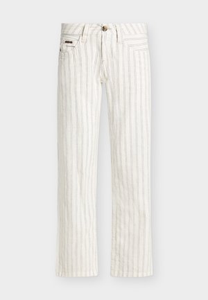 Pantalones blancos de pierna recta con finas rayas negras verticales, diseño de cinco bolsillos y cierre con botón en la cintura.