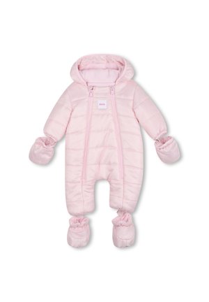 Lichtroze gevoerde babysneeuwpak met aangehechte capuchon, wanten, slofjes en dubbele ritssluitingen aan de voorkant, gelabeld "BOSS" op de borst.