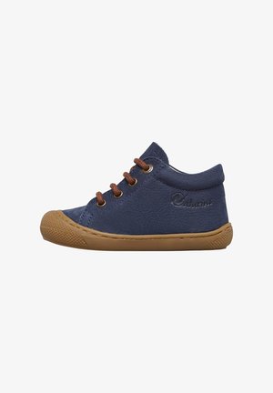 Navyblauwe peuterschoen met bruine veters, rubberen zool en logo op de zijkant, weergegeven in profiel op een witte achtergrond.