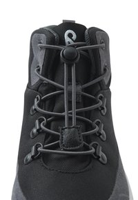 Czarne buty sportowe z teksturowaną cholewką z materiału, systemem sznurowania na toggle i wyściełanym kołnierzem. Zawiera metalowe oczka i gładką podeszwę.