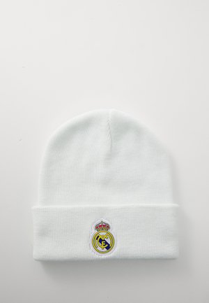 Witte gebreide beanie met een omgevouwen rand. Geborduurd Real Madrid-logo in geel, blauw en een kroondetail aan de voorkant.
