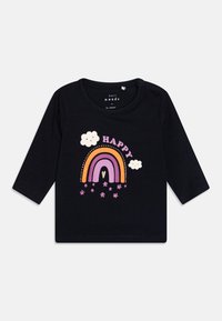 Schwarzes langärmliges T-Shirt mit einem Regenbogendesign in den Farben Orange, Lila und Pink, akzentuiert von weißen Wolken und dem Wort "HAPPY".