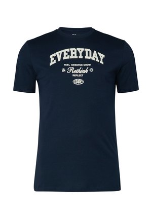 T-shirt bleu marine à manches courtes avec un texte blanc inscrit sur la poitrine : "EVERYDAY", "FEEL OBSERVE GROW", "Rethink" et "REFLECT".