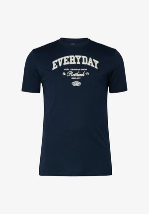 Marineblauw T-shirt met korte mouwen en witte tekst op de borst met de woorden "EVERYDAY", "FEEL OBSERVE GROW", "Rethink" en "REFLECT".