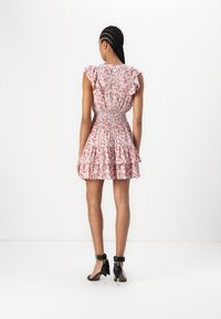 Φορεμάκι με λουλουδάτο μοτίβο, με βολάν μανίκια, ελαστική μέση και φούστα με επίπεδα. Χρώματα: ροζ, λευκό και πράσινο. Μαύρες γόβες με λουράκι στον αστράγαλο.