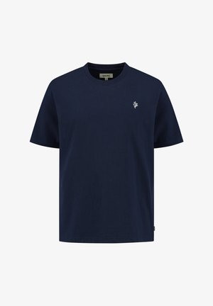 Sötétkék pamut póló rövid ujjakkal, kerek nyakkivágással és egy kis fehér logóval a bal mellrészen. Simább, egyenes textúra.