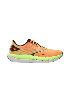 Hellorange und grünfarbiger Laufschuh mit schwarzen Akzenten, Schnürsenkeln und strukturierter Sohle, entwickelt für Unterstützung und Komfort.