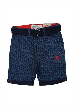 Shorts bleu marine avec un motif tourbillonnant, accents rouges, et une ceinture en tissu avec une boucle en métal. Comprend deux poches latérales et des ourlets roulés.