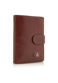 Monedero de cuero marrón con textura suave, forma rectangular, logo de acento dorado y cierre de botón en la parte frontal. Detalles de costura a lo largo de los bordes.