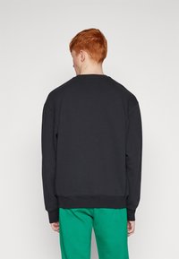 Jordan M J ESS STMT FLC CREW - Sweatshirt - black